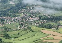 Le village de Rivière-sur-Tarn et les locaux de l'entreprise Pourquié